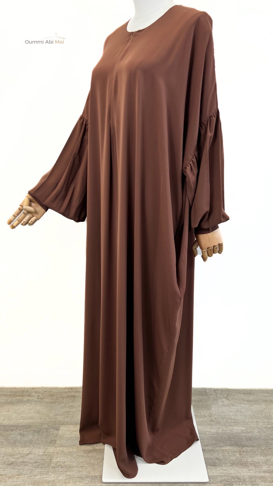 Abaya manches bouffantes fluide moka, coupe ample et manches plissées