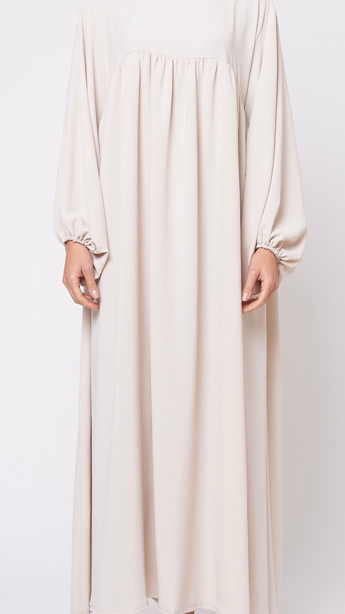 Abaya manches bouffantes en jazz beige, coupe ample avec fronces
