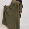 Abaya en soie de Médine kaki, manches bouffantes et coupe ample