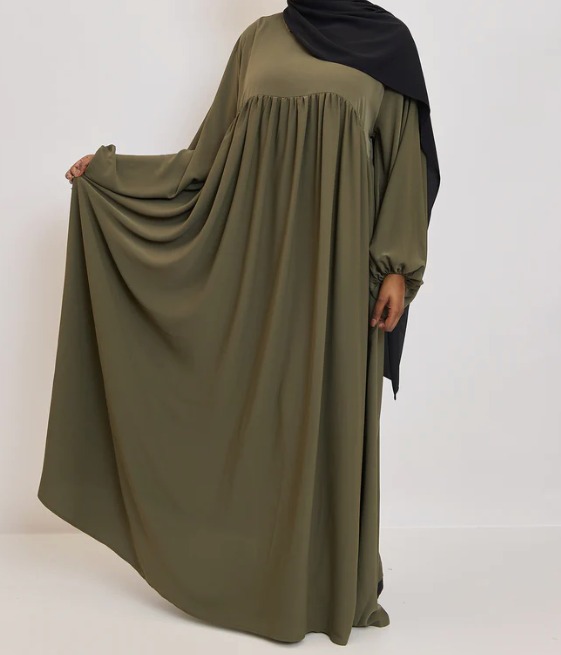 Abaya en soie de Médine kaki, manches bouffantes et coupe ample