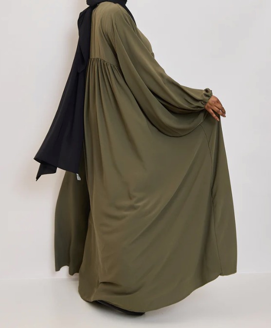Abaya en soie de Médine kaki, manches bouffantes et coupe ample