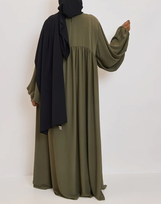 Abaya en soie de Médine kaki, manches bouffantes et coupe ample