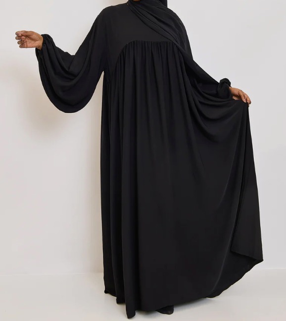 Abaya en soie de Médine noir, manches bouffantes et coupe ample