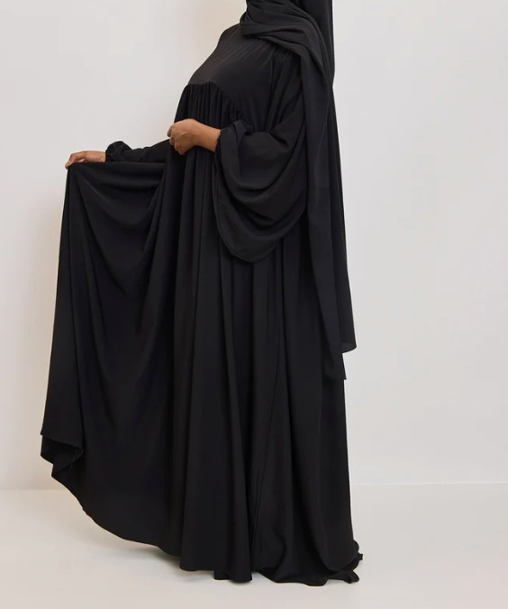 Abaya en soie de Médine noir, manches bouffantes et coupe ample