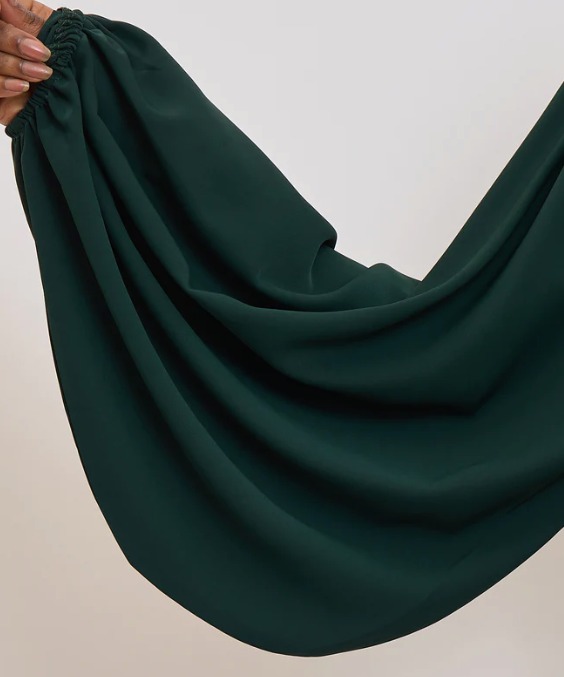 Abaya en soie de Médine vert sapin, manches bouffantes et coupe ample