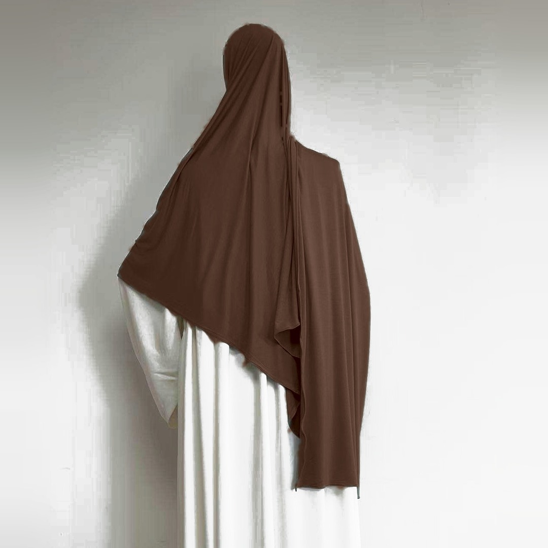 Hijab modal coton chocolat porté de dos