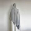 Hijab modal coton gris clair porté de dos