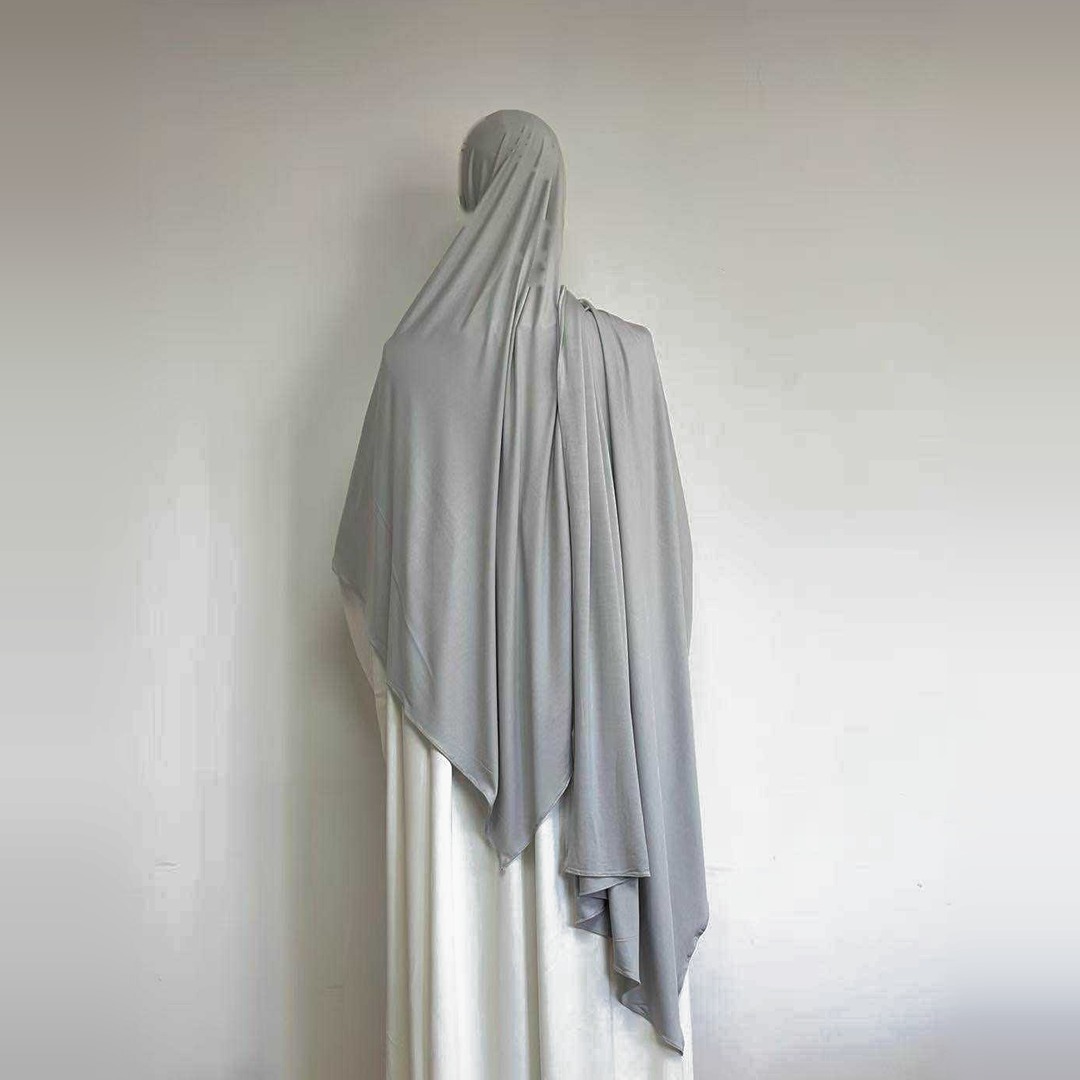 Hijab modal coton gris clair porté de dos