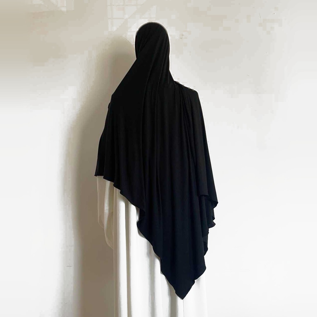 Hijab modal coton noir porté de dos