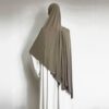 Hijab modal coton taupe porté de dos