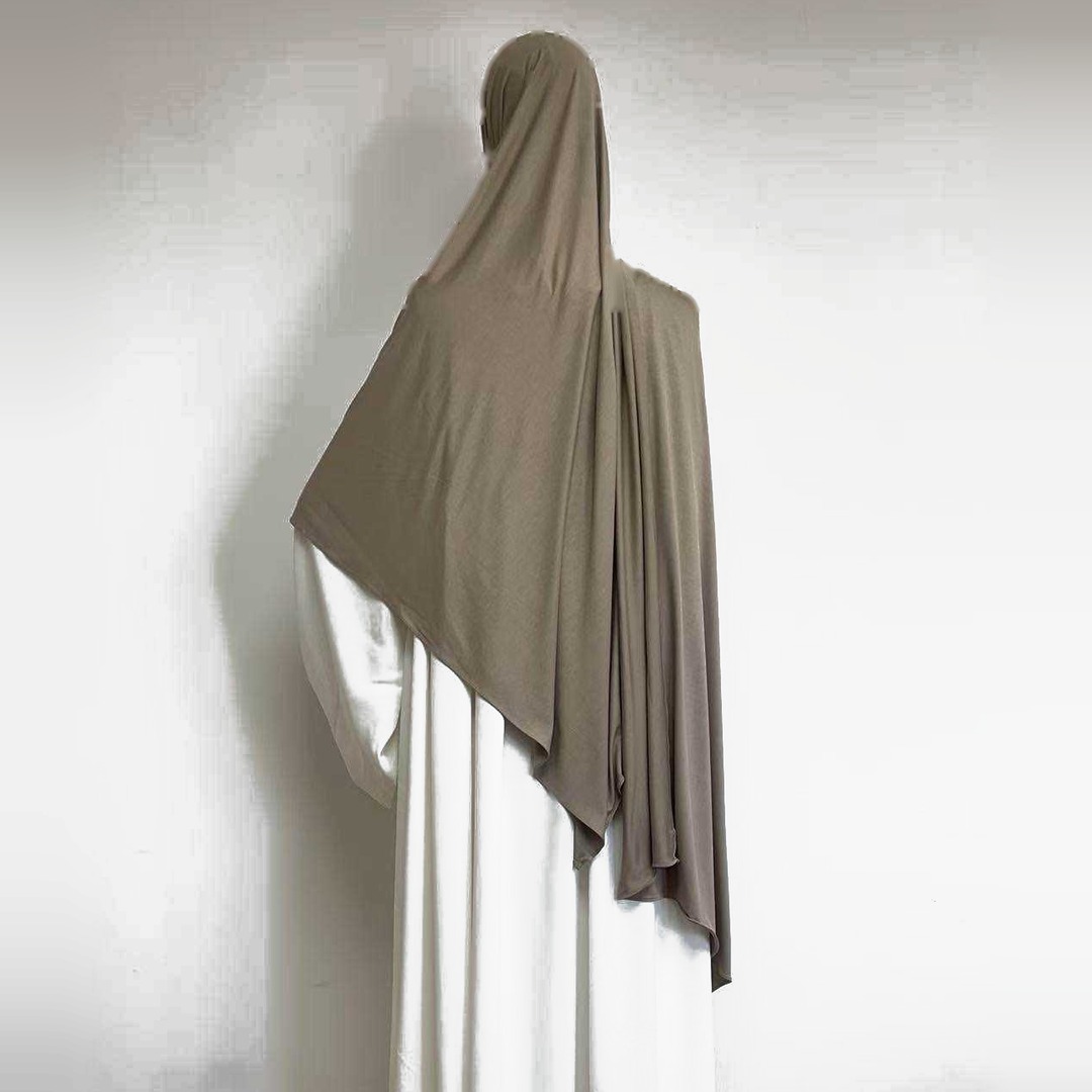 Hijab modal coton taupe porté de dos