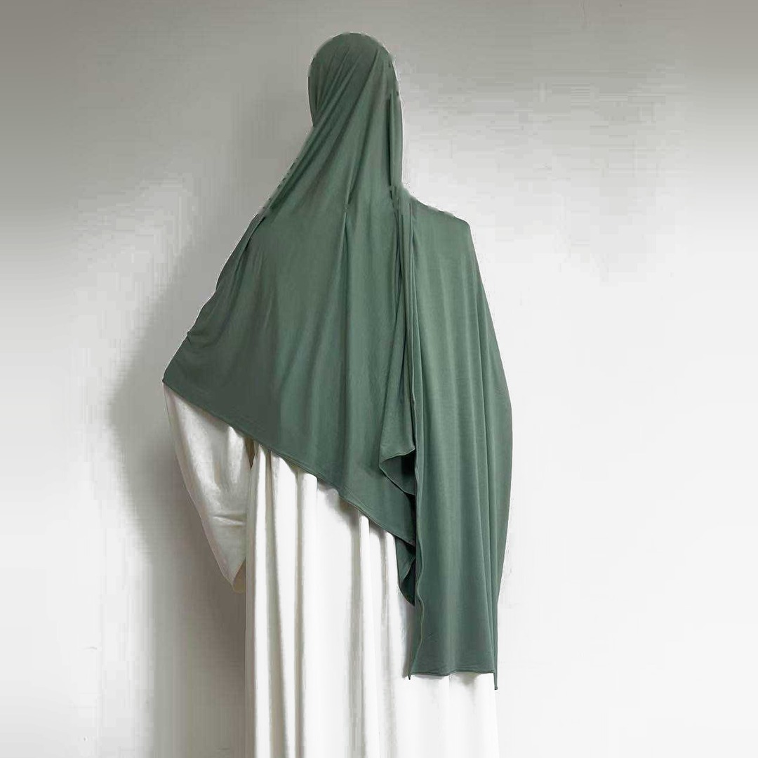 Hijab modal coton vert sauge porté de dos
