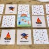 Cartes du jeu mémo Les prophètes du Coran étalées sur une table : Ibrahim, Muhammad