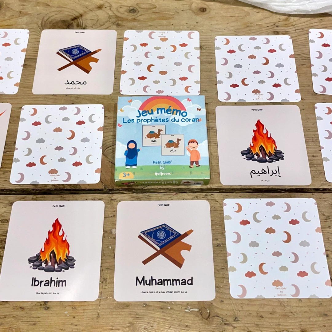 Cartes du jeu mémo Les prophètes du Coran étalées sur une table : Ibrahim, Muhammad