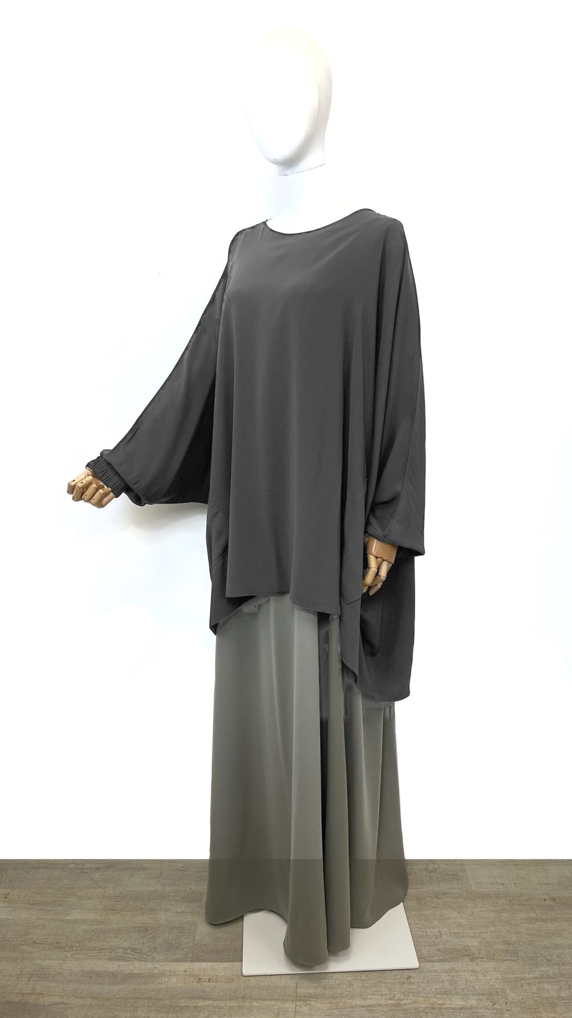 Tunique ample à poches gris foncé portée sur mannequin