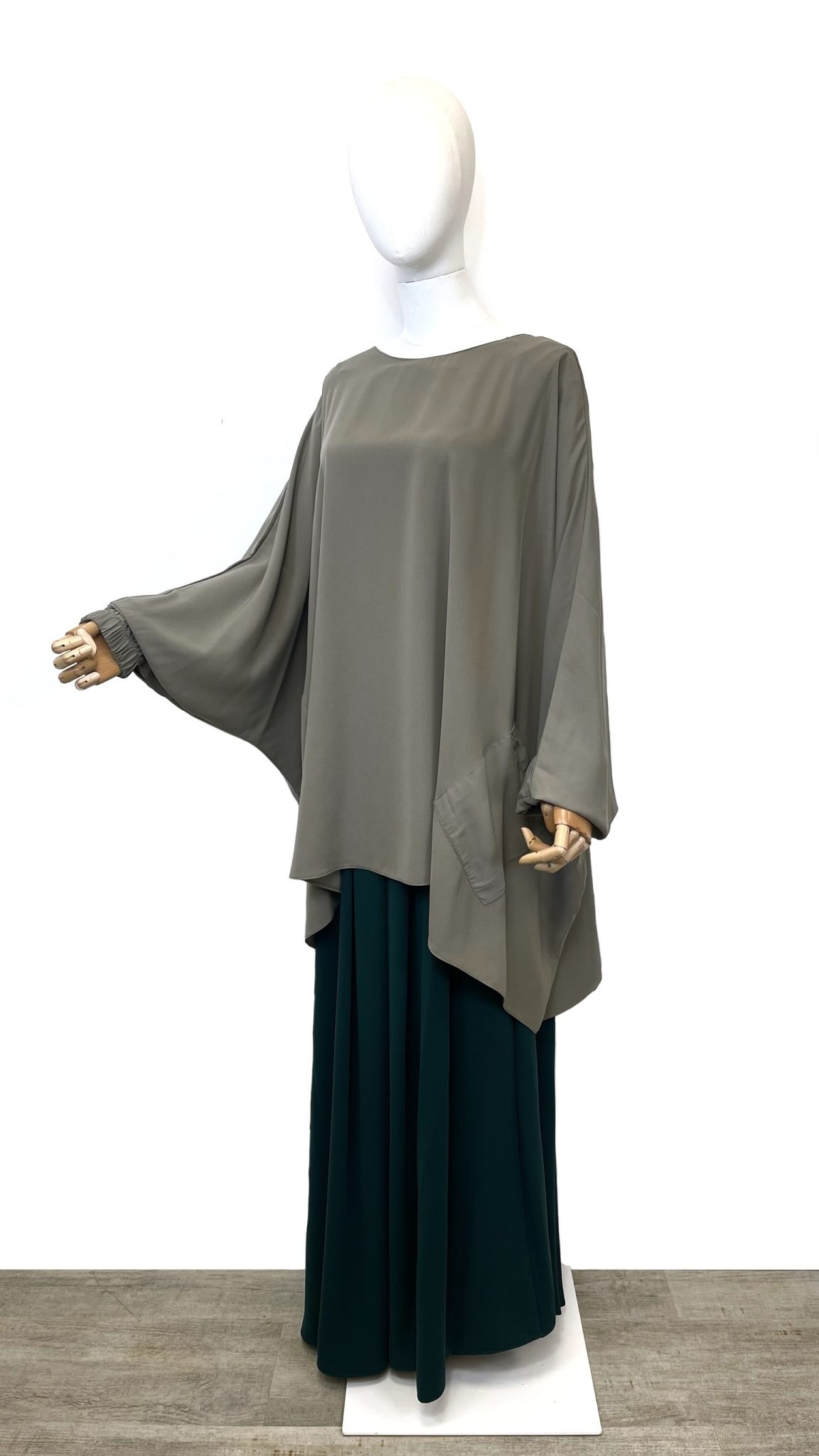 Tunique ample à poches olive portée sur mannequin