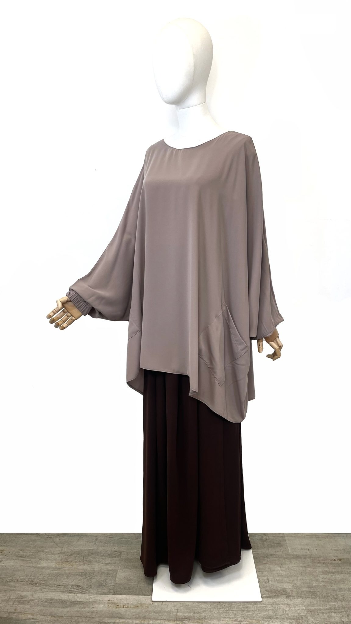 Tunique ample à poches taupe portée sur mannequin